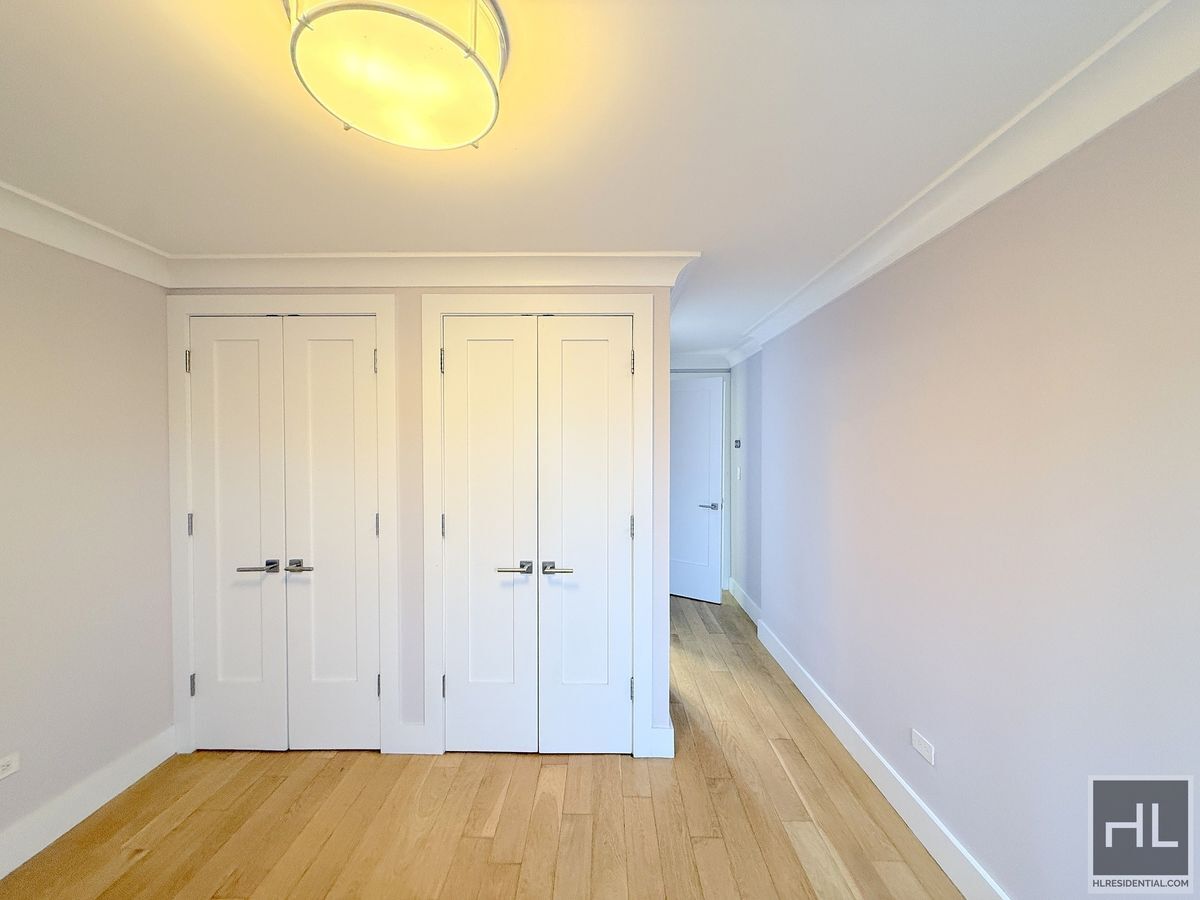 Building Photo - 2 bed 2 bath renovated with washer and dryer / Balcony / WEST 93 STREET