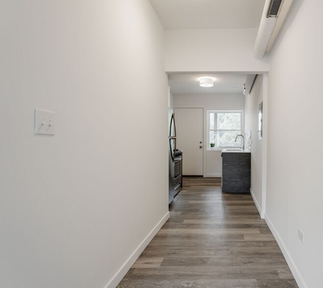 Building Photo - 1712 W Glenlake Ave