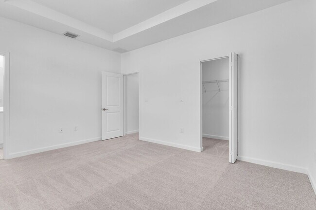 Building Photo - 2661 SE 28th St