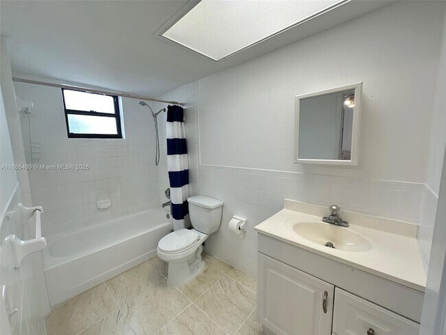 Building Photo - 312 SW 32nd Ave