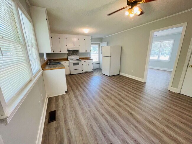 Building Photo - ADORABLE BRICK RANCH IN LAGRANGE *3 BR, 1 BA* NEWLY RENOVATED