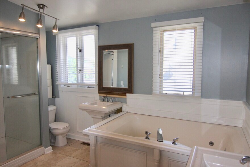 Building Photo - 1142 W Wolfram St