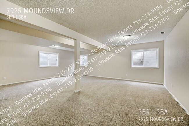 Building Photo - Huge Sunroom with Tons of Natural Light!