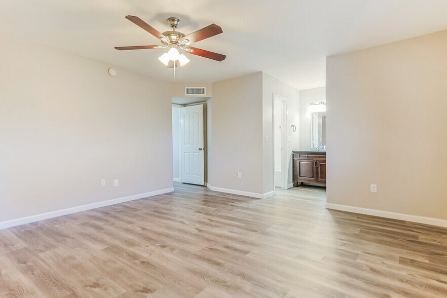 Building Photo - 2203 E Dragoon Ave
