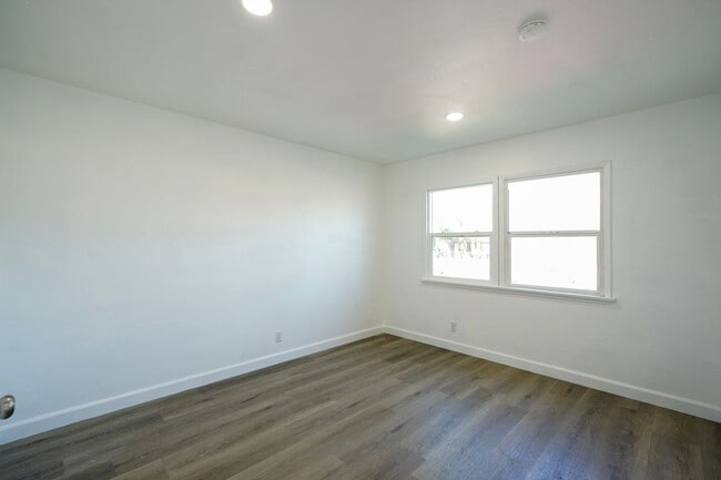 Building Photo - Dracaea Avenue