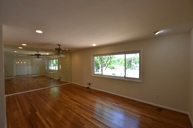 Building Photo - 4015 Heathfield Rd