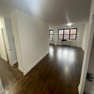 Building Photo - 405 E 88th St