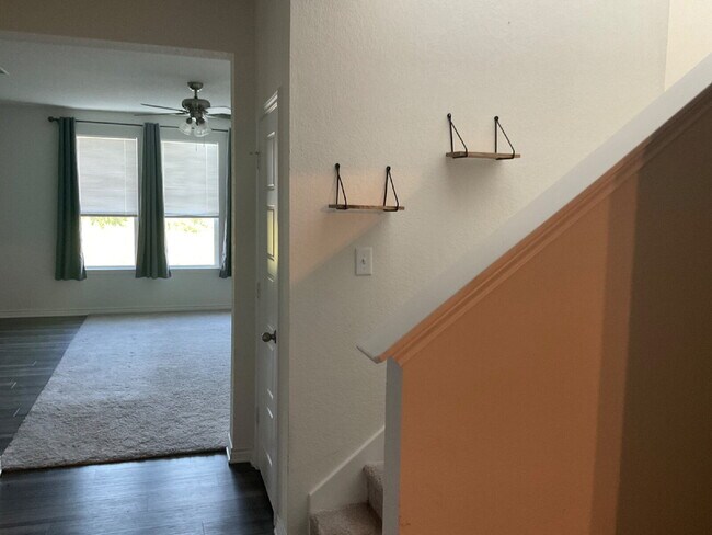 Building Photo - New beautiful 3/2.5 home with Office