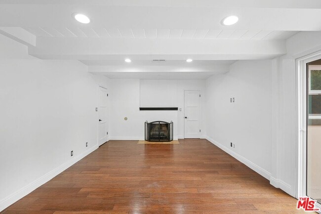Building Photo - 1126 S Bundy Dr