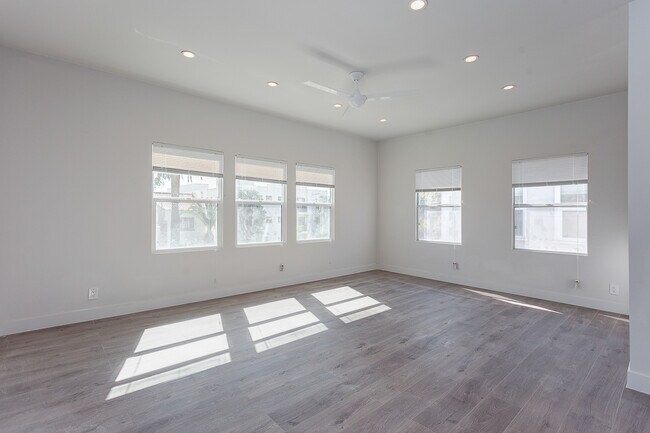 Primary Photo - 2917 Leeward Ave