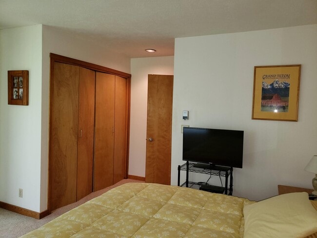 Building Photo - 3548 N Lake Creek Dr