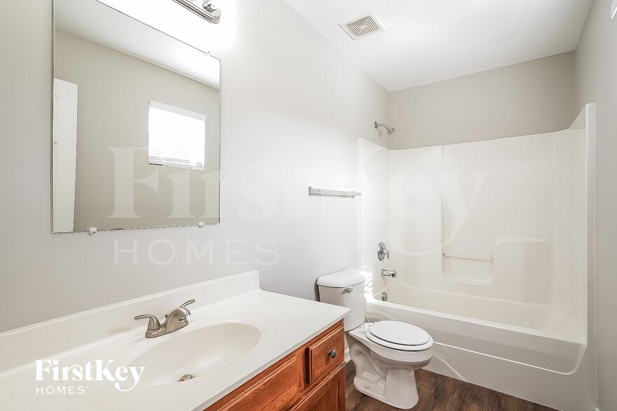 Building Photo - 1692 Comanche Run