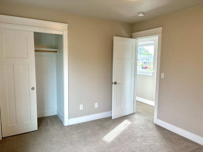 Building Photo - St. Johns Modern Build with Fenced Backyar...