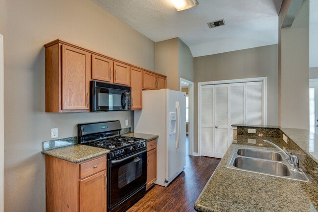 Building Photo - August Pre-Lease! Beautiful 3 Bed, 2 Bath ...