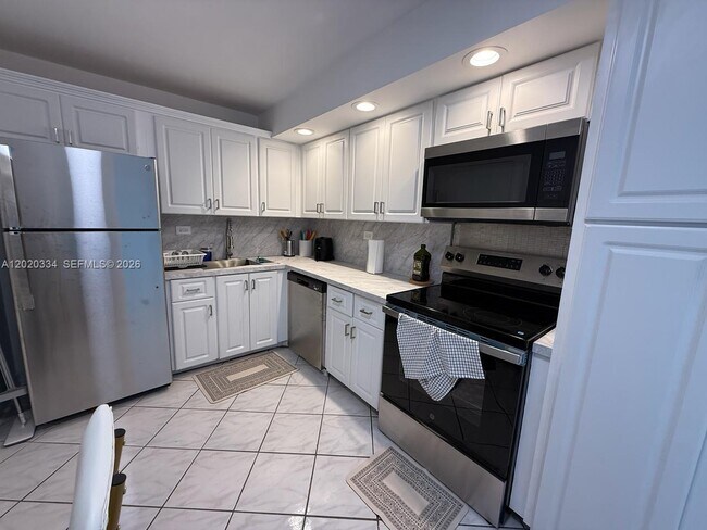 Building Photo - 6039 Collins Ave