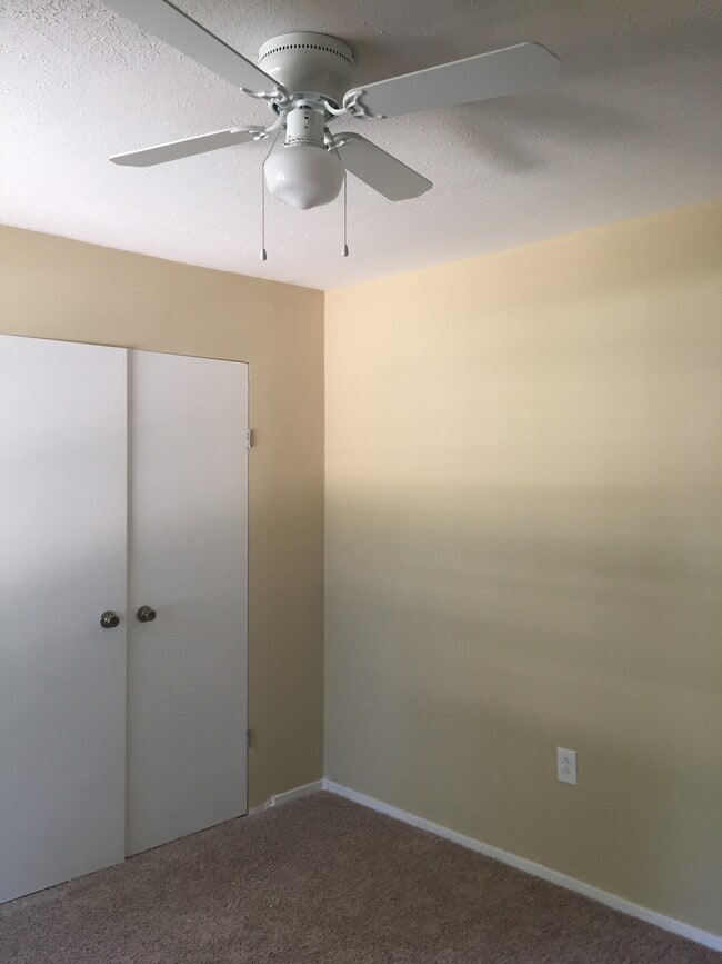 Building Photo - 3328 Oakview Dr