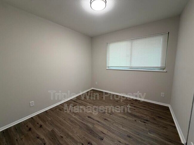 Building Photo - 10805 Landseer Dr