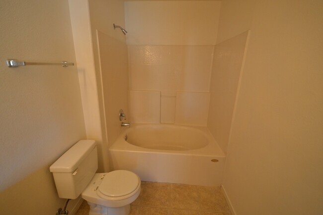 Building Photo - 2nd Floor Condo in a Gated Northeast Commu...