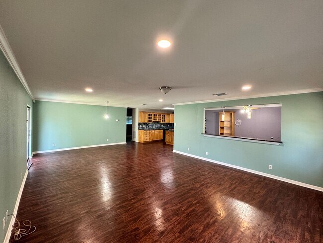 Building Photo - Move In Special! Roomy 2 bedroom 1 bath in...