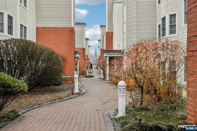 Building Photo - 343 The Promenade