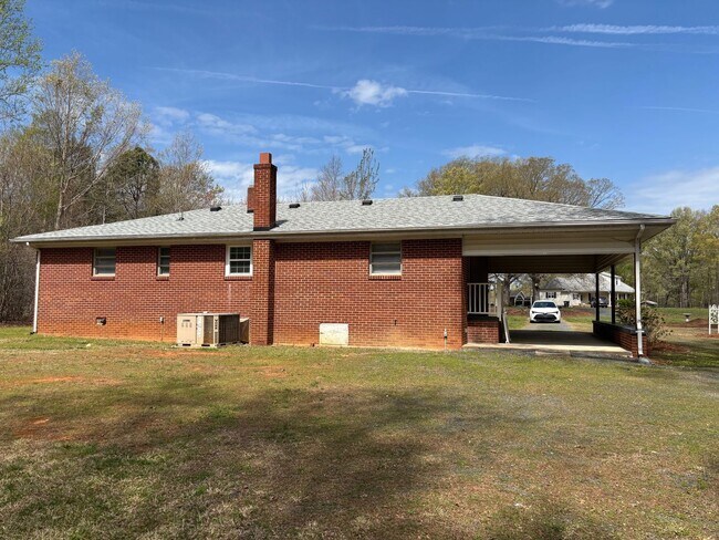 Building Photo - 3 BED, 1 BATH BRICK HOME