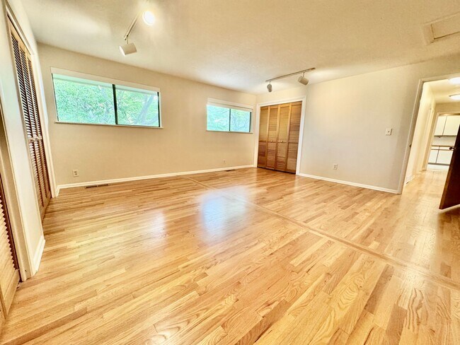Building Photo - Large Mid-Century Home in Magnolia!