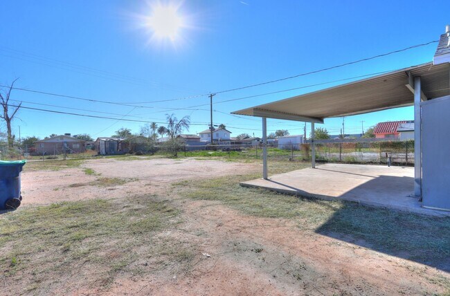 Building Photo - 2 Room 1 Bath Cottage with Huge Backyard