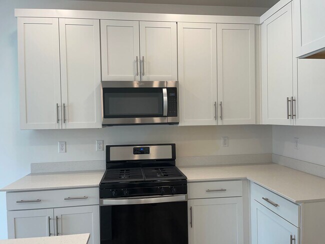 Building Photo - Beautiful like new 3 bedroom 2.5 bathroom townhome in Spanish Fork!