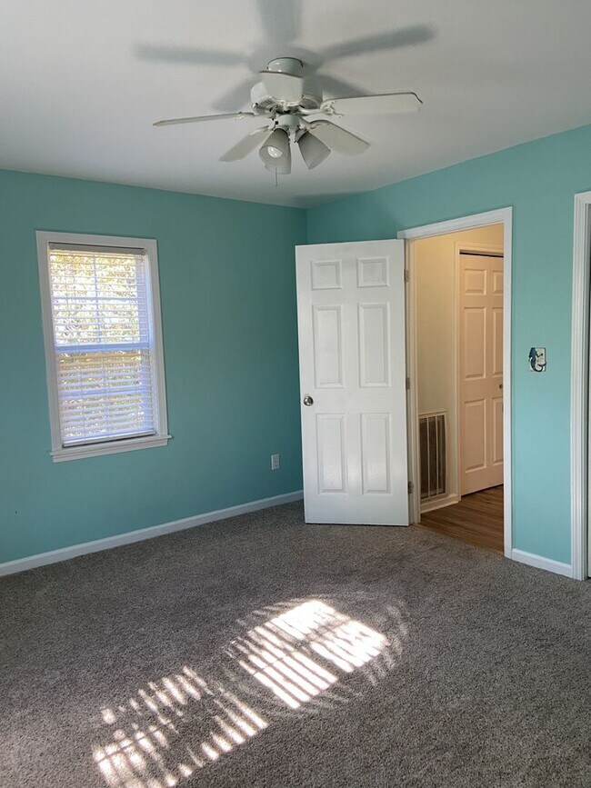 Building Photo - Beautiful home in Emerald Isle.