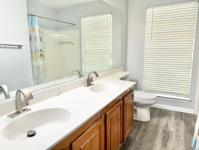 Building Photo - GORGEOUS COLONIAL IN WOODBRIDGE!