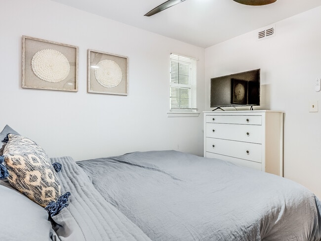 Building Photo - DeLesseps Furnished Apartment