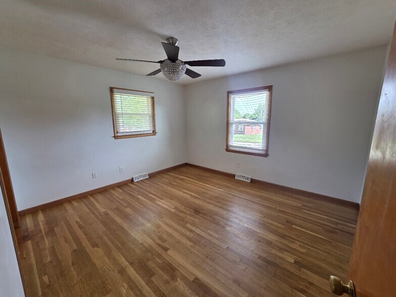 Building Photo - 521 Stonehaven Dr