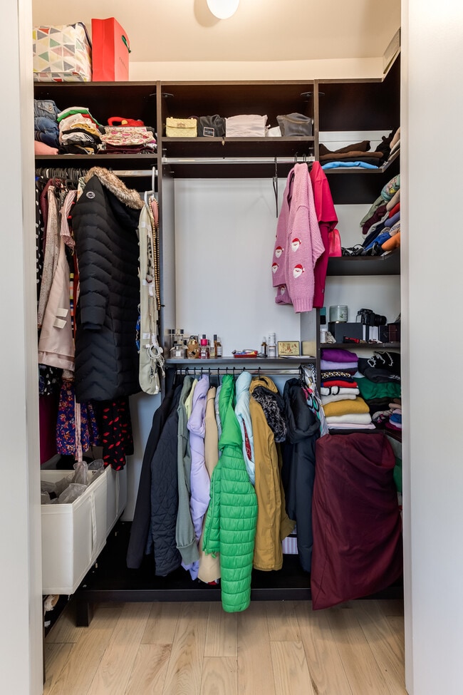 Building Photo - 922 N Hermitage Ave