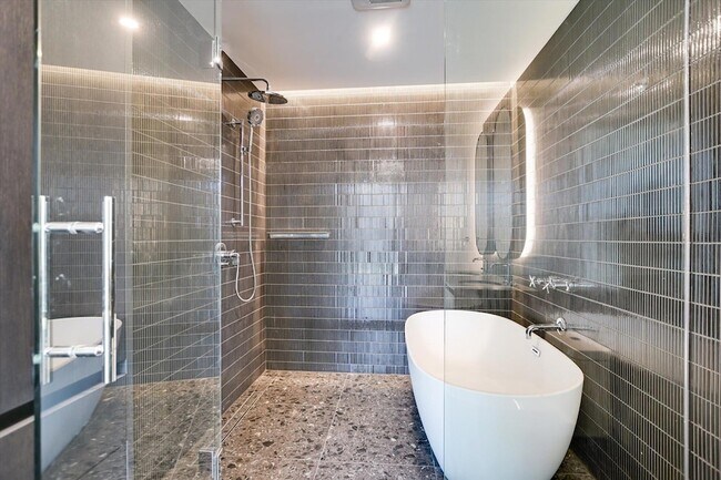 Building Photo - 610 Davis St