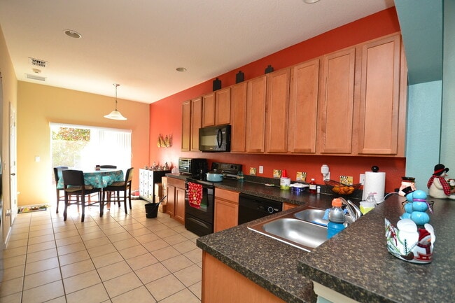 Building Photo - Large, End Unit 5B/3.5B Townhome - Gated Community, Heritage Commons