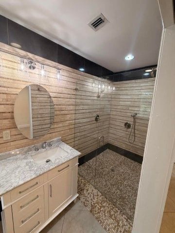 Building Photo - 2018 NE 14th Ct