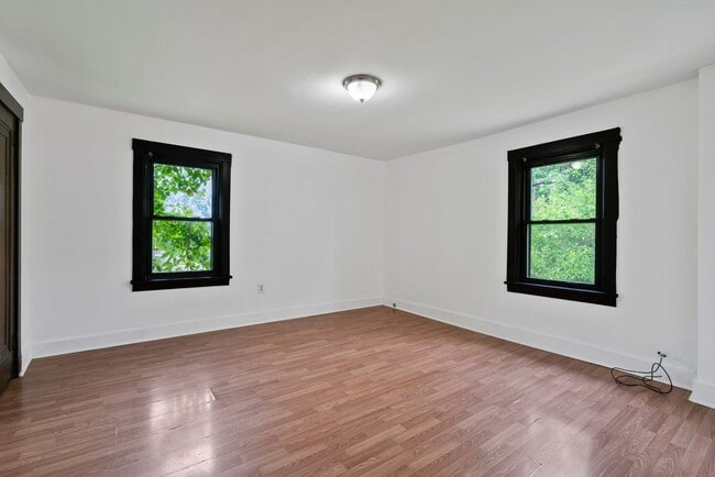 Building Photo - 3 bed 1 bathroom - central air, outdoor sp...