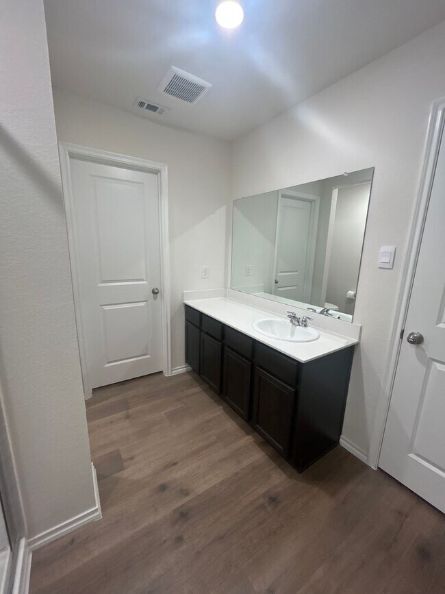 Building Photo - 3 Bedroom 2 Bath