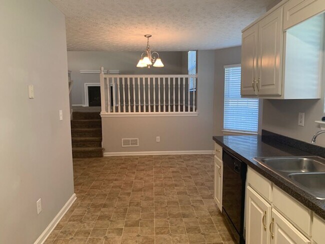 Building Photo - Beautiful 3BR / 2.5BA Split Level with Expansive Backyard and Privacy Fence!