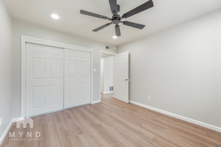 Building Photo - 905 Carro Dr