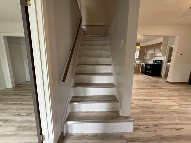 Building Photo - **Move in Ready** 3 bedroom close to downtown!