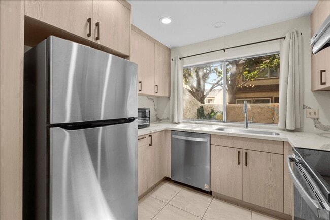 Building Photo - Spacious Tri-Level Townhome with Private G...