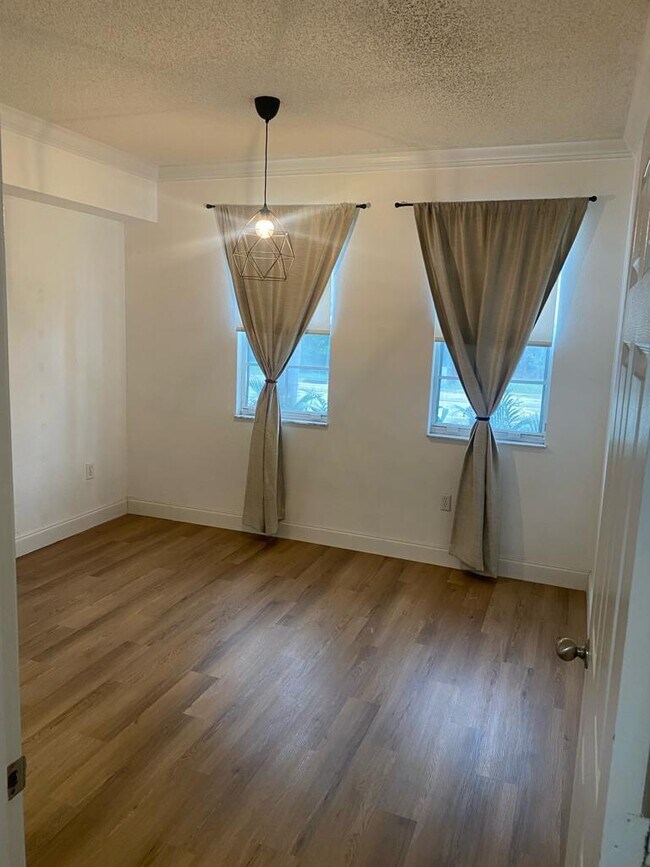 Building Photo - 533 NE 3rd Ave