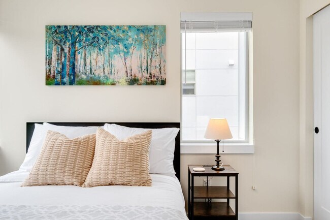 Building Photo - 823 NE 70th St