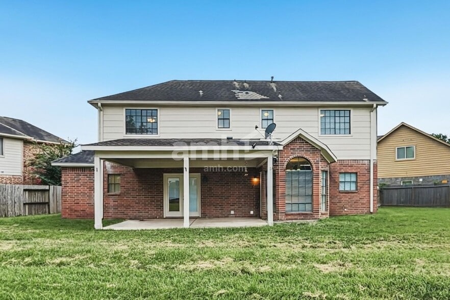 Building Photo - 10917 Spruce Dr N