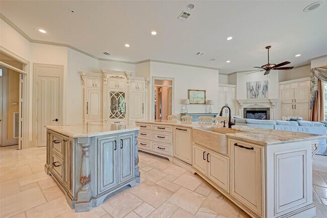 Building Photo - 16810 Southern Oaks Dr