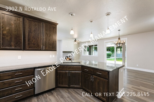 Building Photo - 3902 N Rotaldo Ave