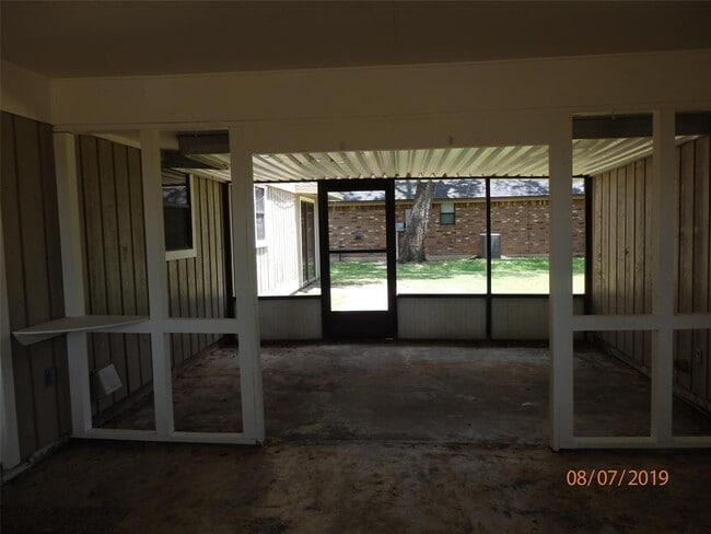 Building Photo - 2109 Riverside Dr