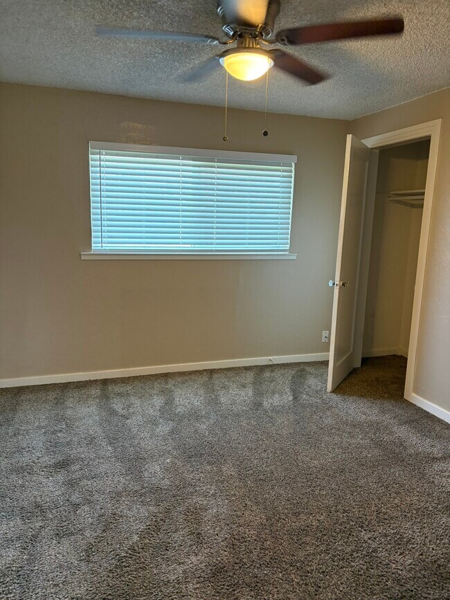 Building Photo - 6832 E Harvey Ave