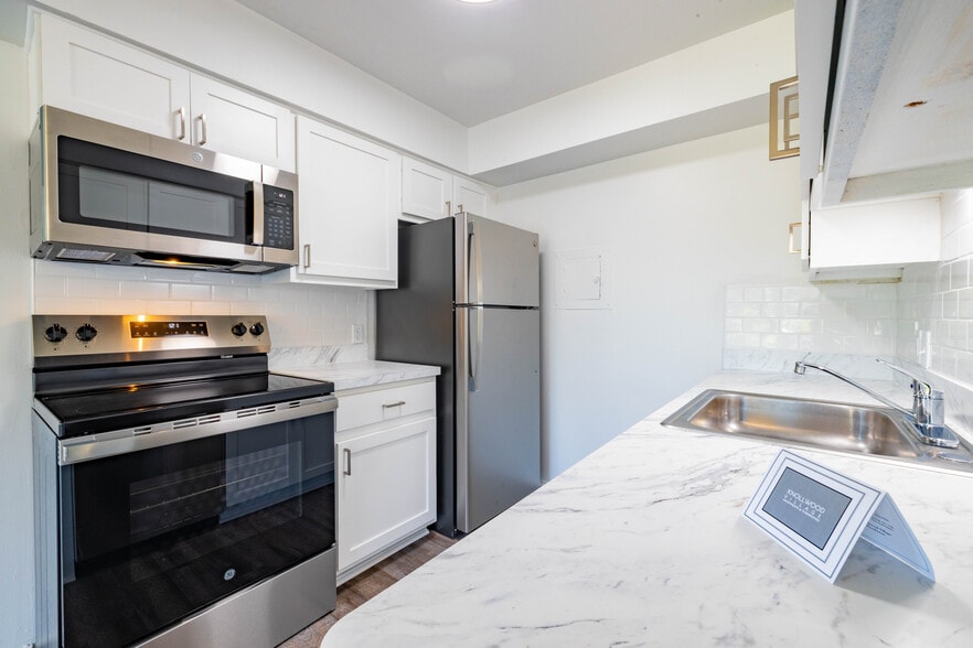 Primary Photo - Knollwood Village Apartments